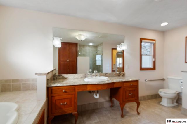 5610 R Street, Omaha, NE 68117