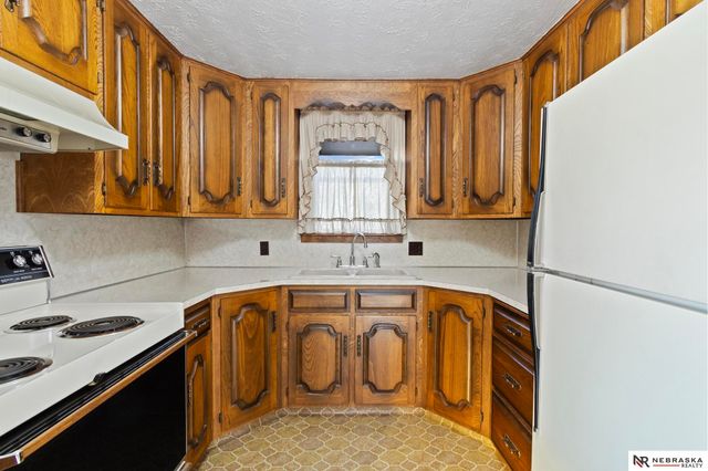 5610 R Street, Omaha, NE 68117