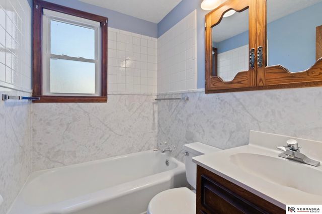 5610 R Street, Omaha, NE 68117