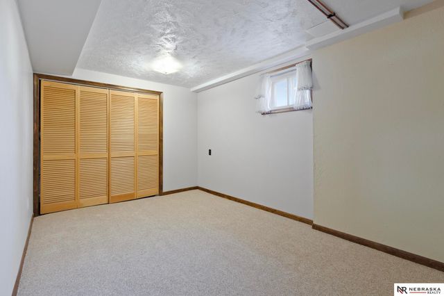 5610 R Street, Omaha, NE 68117