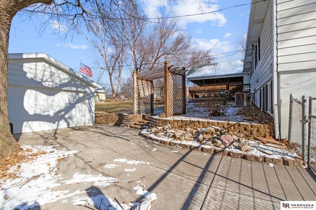 5610 R Street, Omaha, NE 68117