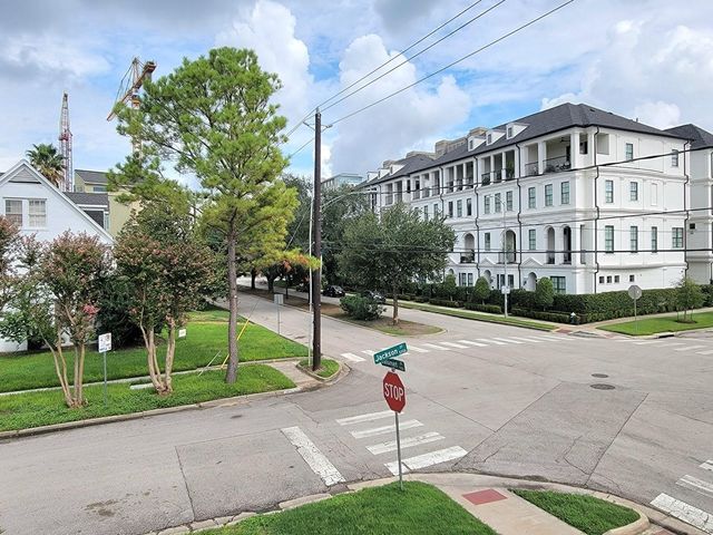 1702 Calumet St, Houston, TX 77004