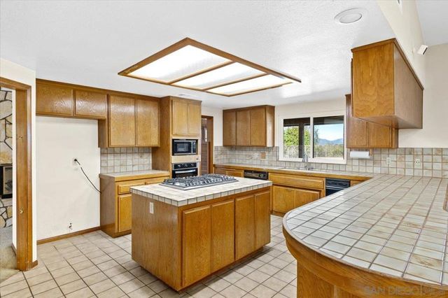 17648 Valle Verde Rd, Poway, CA 92064