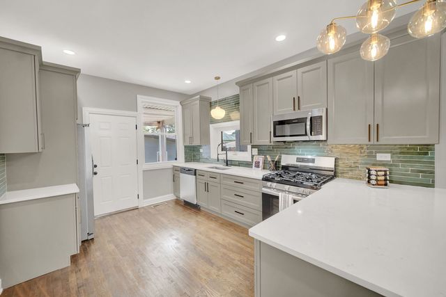 7707 S Ridgeland Avenue, Chicago, IL 60649