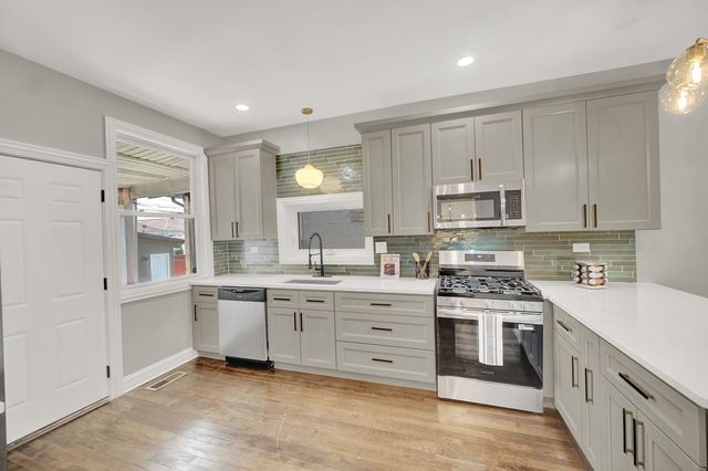 7707 S Ridgeland Avenue, Chicago, IL 60649