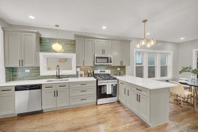 7707 S Ridgeland Avenue, Chicago, IL 60649