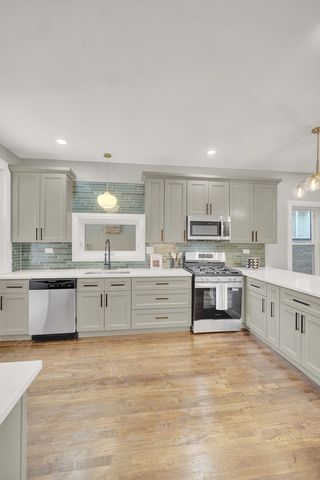 7707 S Ridgeland Avenue, Chicago, IL 60649