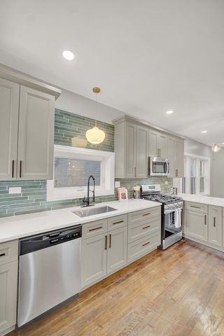 7707 S Ridgeland Avenue, Chicago, IL 60649