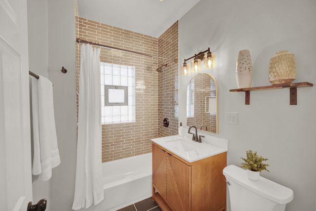 7707 S Ridgeland Avenue, Chicago, IL 60649