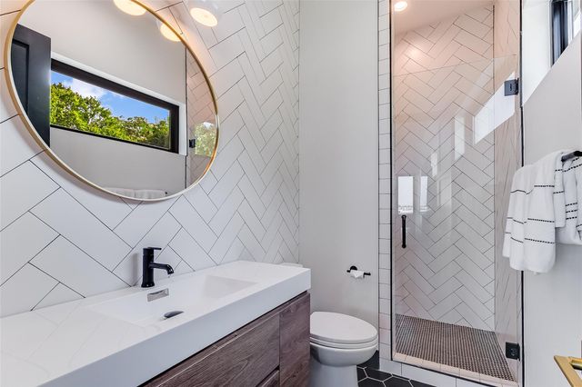 104 Raindrop LN, Kingsland, TX 78639