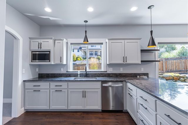 201 SE Sand Cyn Lane, Grants Pass, OR 97527