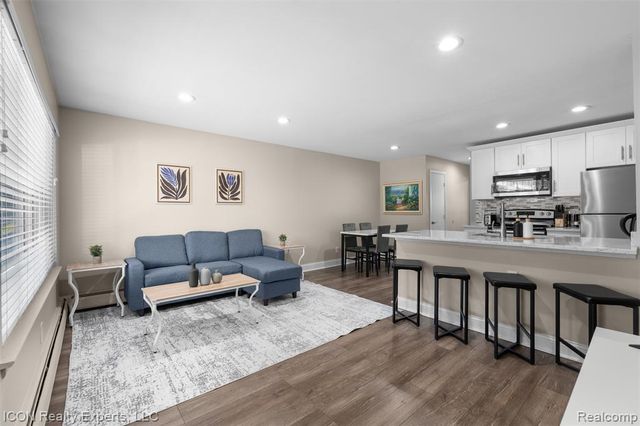 2325 W 13 Mile Rd, Royal Oak, MI 48073