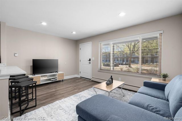2325 W 13 Mile Rd, Royal Oak, MI 48073
