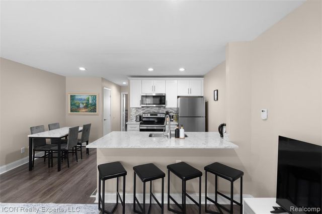 2325 W 13 Mile Rd, Royal Oak, MI 48073