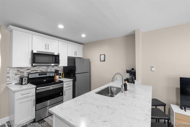 2325 W 13 Mile Rd, Royal Oak, MI 48073