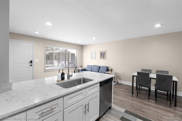 2325 W 13 Mile Rd, Royal Oak, MI 48073
