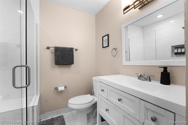 2325 W 13 Mile Rd, Royal Oak, MI 48073