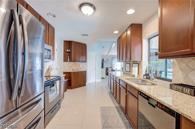 716 SW 32nd CT, Cape Coral, FL 33991