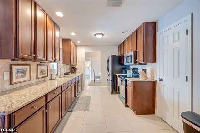 716 SW 32nd CT, Cape Coral, FL 33991