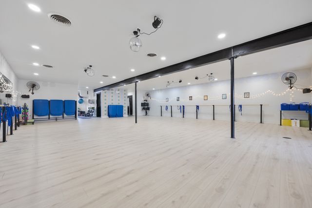 7361 North Avenue, River Forest, IL 60305