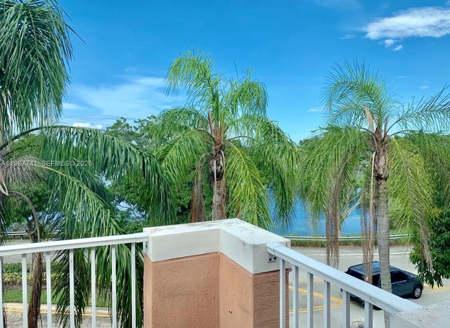 11165 SW 6th St 302, Pembroke Pines, FL 33025