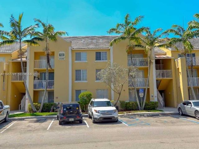 11165 SW 6th St 302, Pembroke Pines, FL 33025