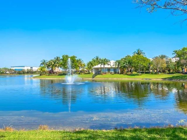 11165 SW 6th St 302, Pembroke Pines, FL 33025