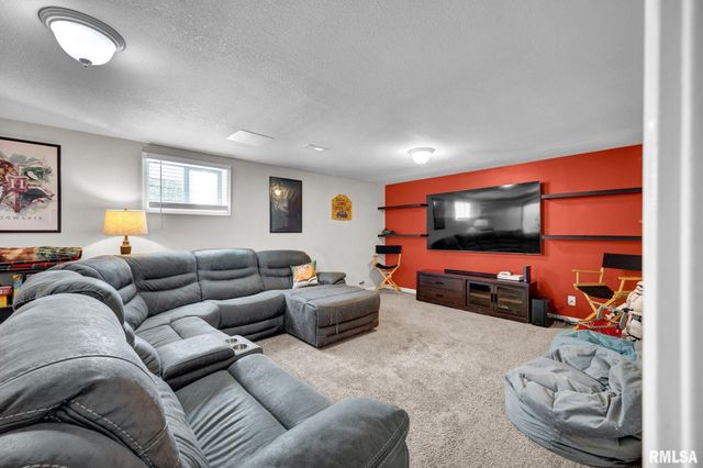 2121 W MINERS Drive, Dunlap, IL 61525
