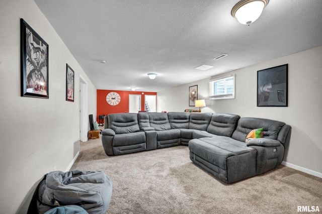 2121 W MINERS Drive, Dunlap, IL 61525