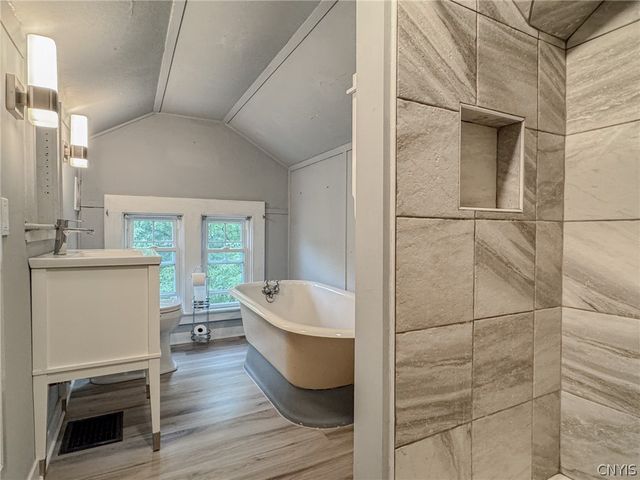201 WELLESLEY Road, Syracuse, NY 13207