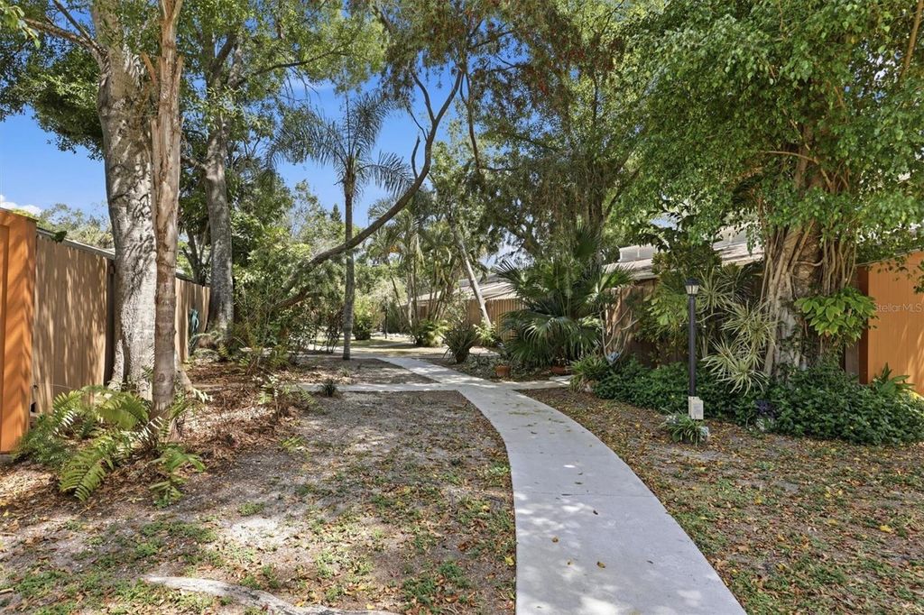 Image 2 of property listing at 500 N JEFFERSON AVENUE J1, Sarasota, FL 34237