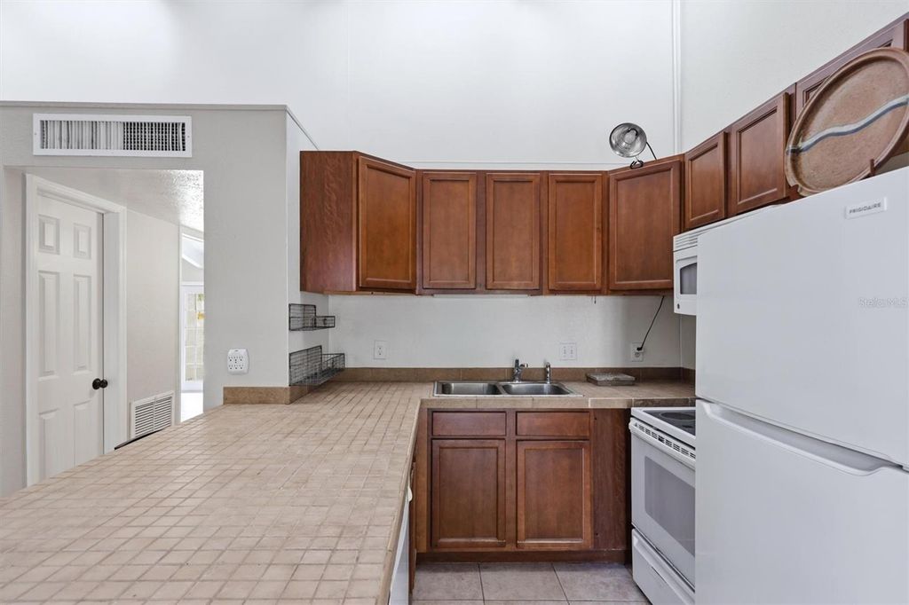 Image 19 of property listing at 500 N JEFFERSON AVENUE J1, Sarasota, FL 34237