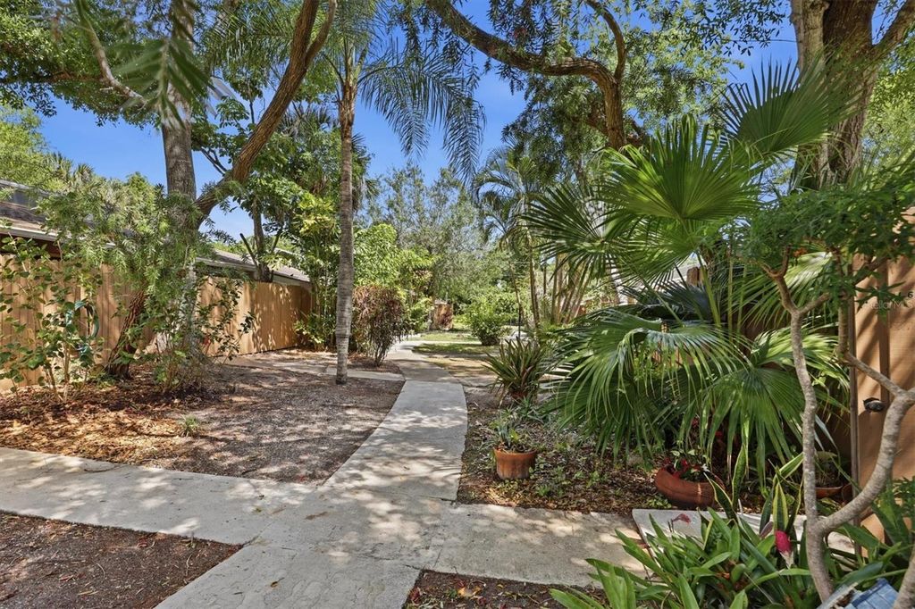 Image 3 of property listing at 500 N JEFFERSON AVENUE J1, Sarasota, FL 34237