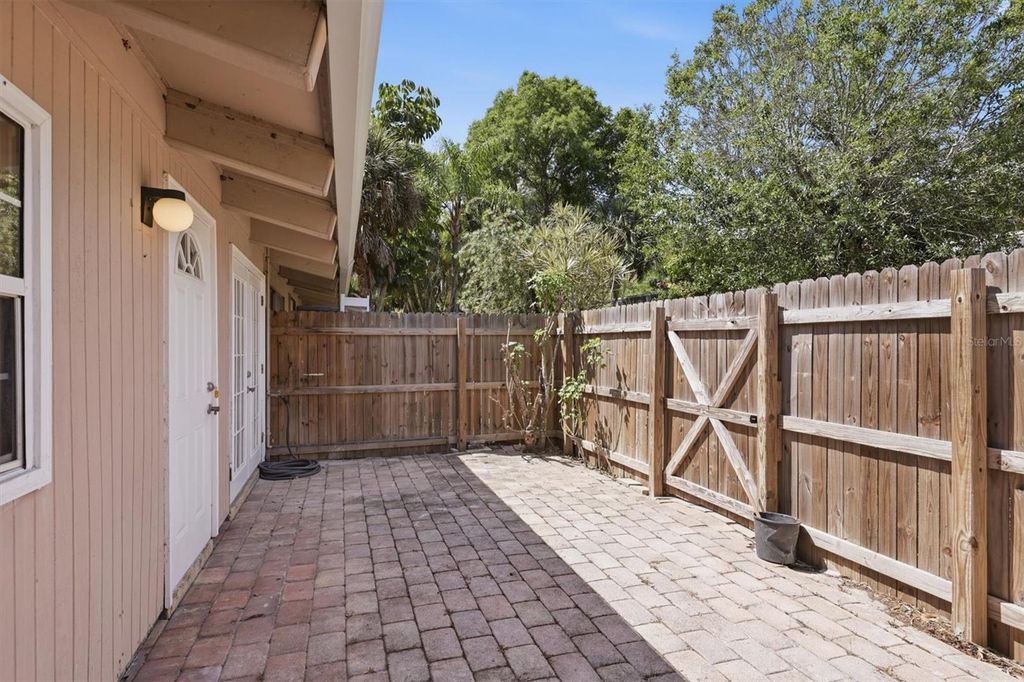 Image 4 of property listing at 500 N JEFFERSON AVENUE J1, Sarasota, FL 34237