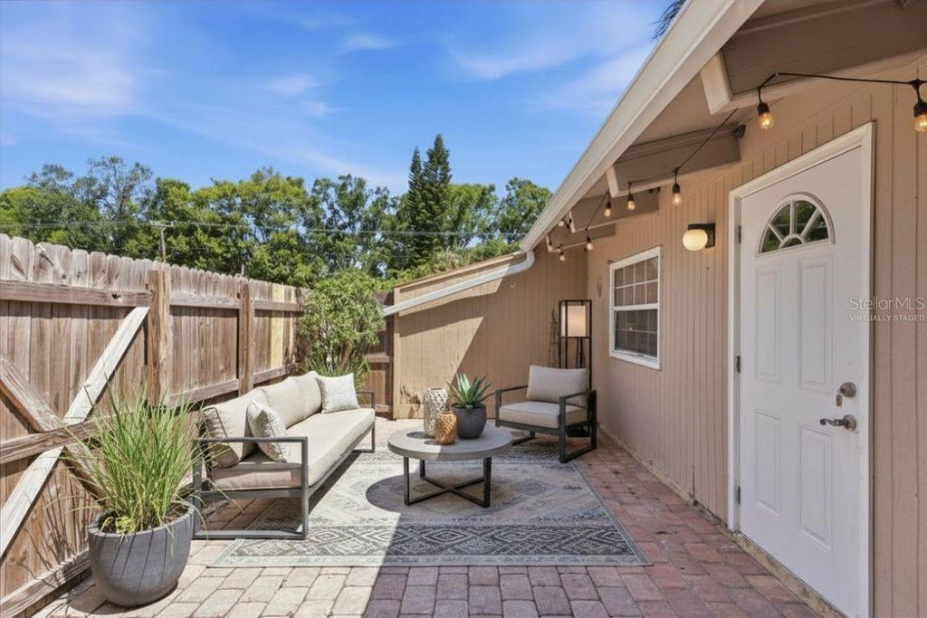 Image 5 of property listing at 500 N JEFFERSON AVENUE J1, Sarasota, FL 34237