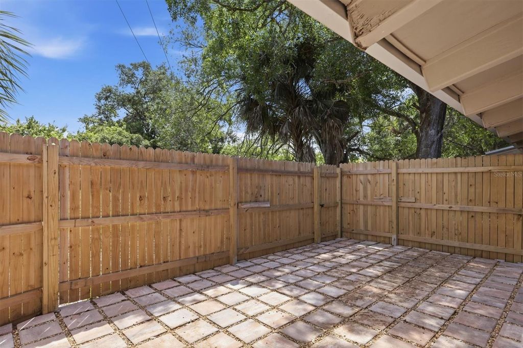 Image 6 of property listing at 500 N JEFFERSON AVENUE J1, Sarasota, FL 34237