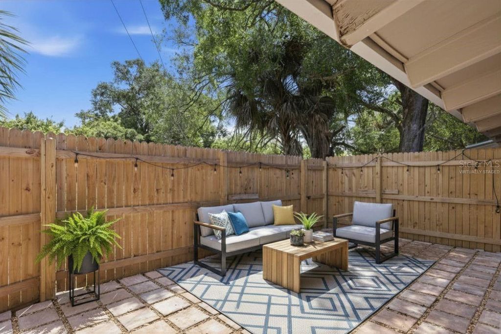 Image 7 of property listing at 500 N JEFFERSON AVENUE J1, Sarasota, FL 34237