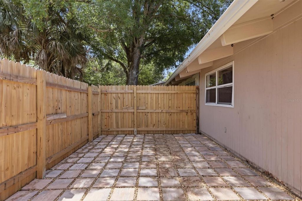 Image 8 of property listing at 500 N JEFFERSON AVENUE J1, Sarasota, FL 34237