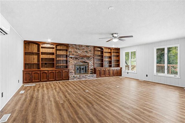 423 Monterey Avenue, Liberty, MO 64068
