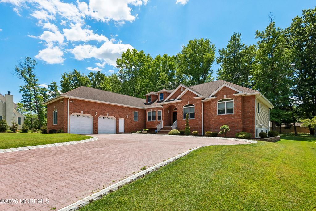 3 Kristin Court, Manalapan, NJ 07726