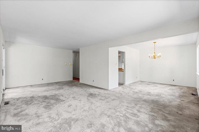 8 WINDGATE RD, Cherry Hill, NJ 08003