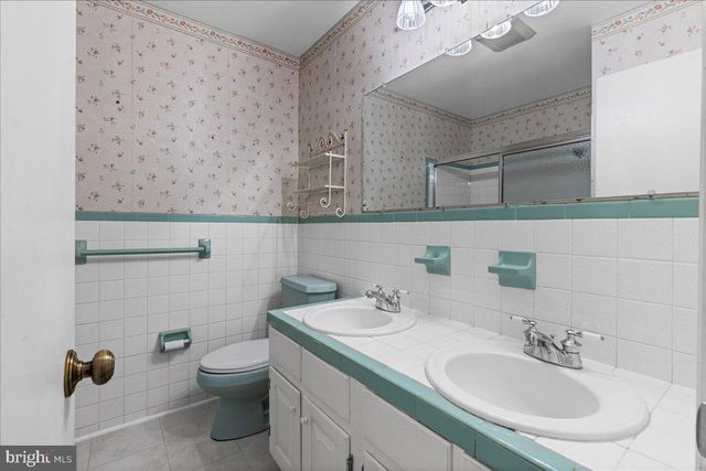 8 WINDGATE RD, Cherry Hill, NJ 08003