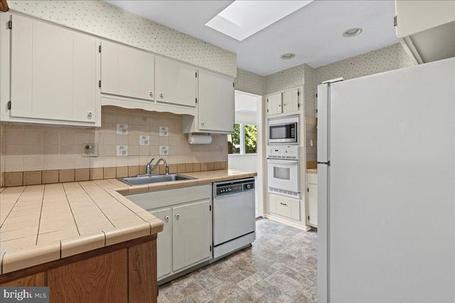 8 WINDGATE RD, Cherry Hill, NJ 08003