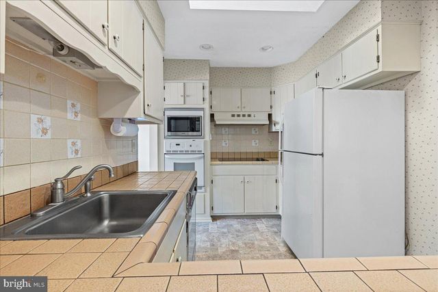 8 WINDGATE RD, Cherry Hill, NJ 08003