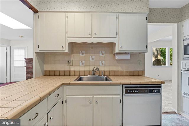 8 WINDGATE RD, Cherry Hill, NJ 08003