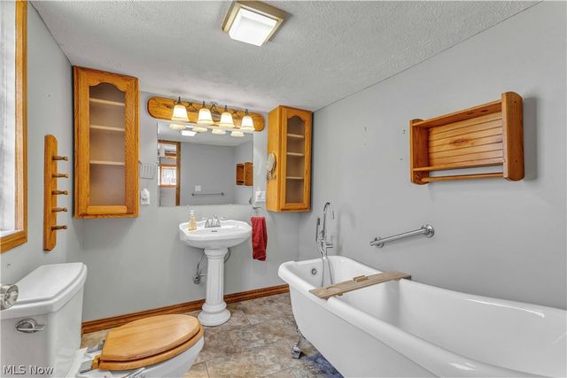 2140 Gardenland Avenue, Niles, OH 44446