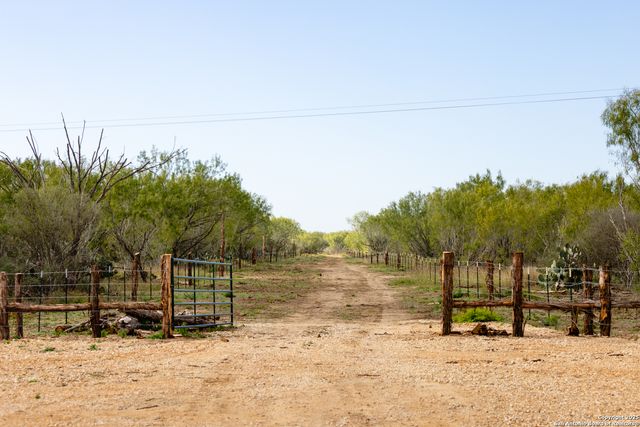 7 FM 1581, Pearsall, TX 78061