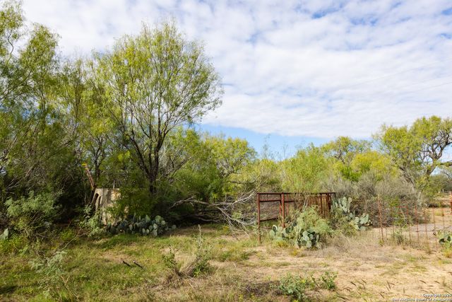 7 FM 1581, Pearsall, TX 78061