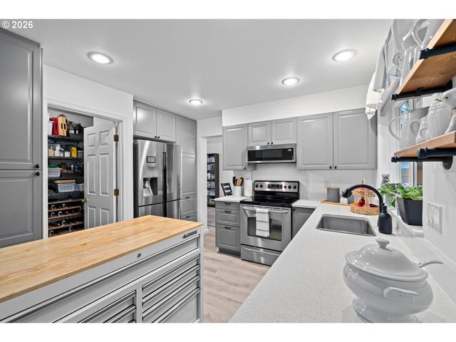 3161 Ne 1ST Pl, Hillsboro, OR 97124