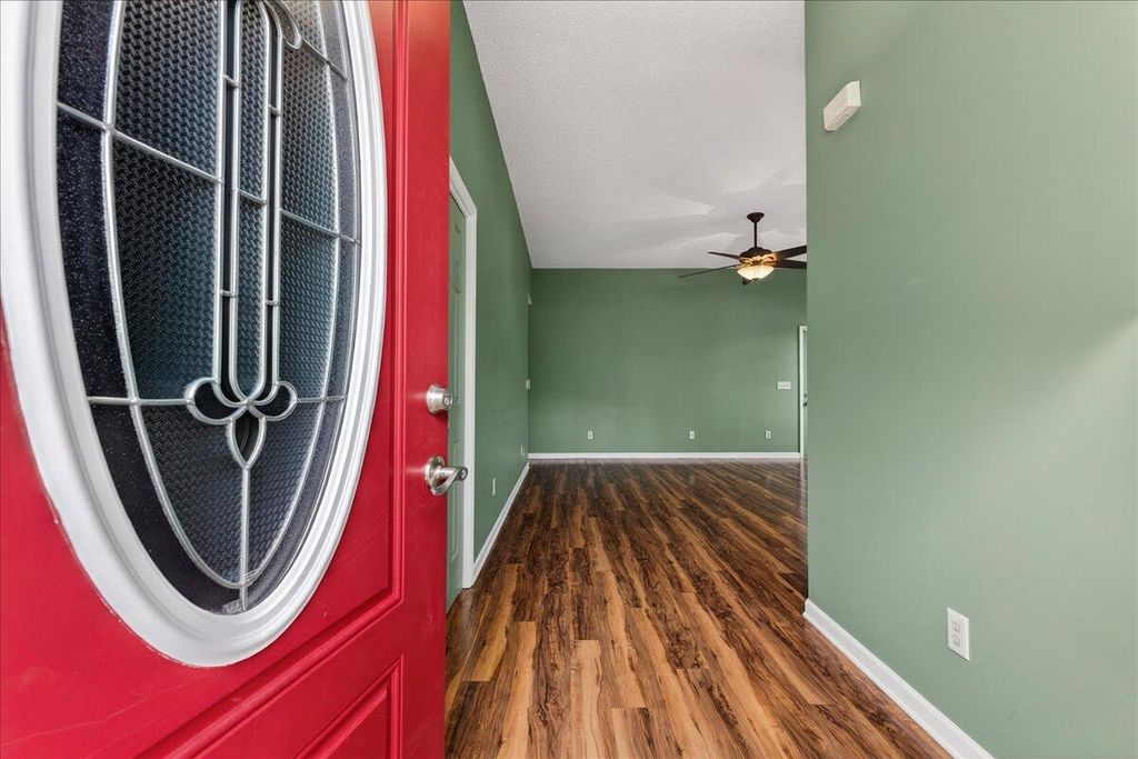 Image 3 of property listing at 201 Ash Court, Summerville, SC 29486